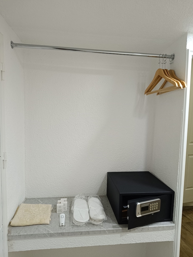 Standard Quadruple Room with Private Garden ( Underground Floor) photo 1