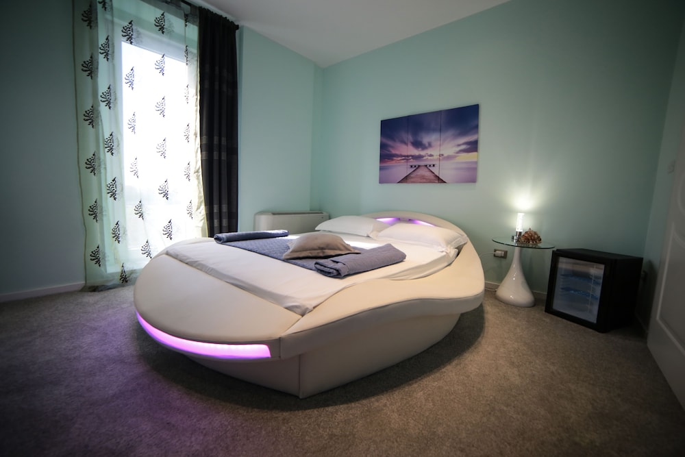 Family Double Room, 1 Bedroom, Private Bathroom photo 2