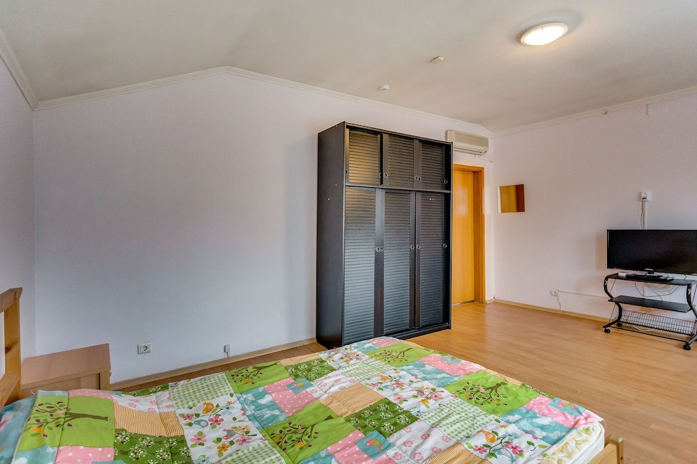 Triple Room, 1 Double Bed With Sofa Bed, Shared Bathroom photo 1