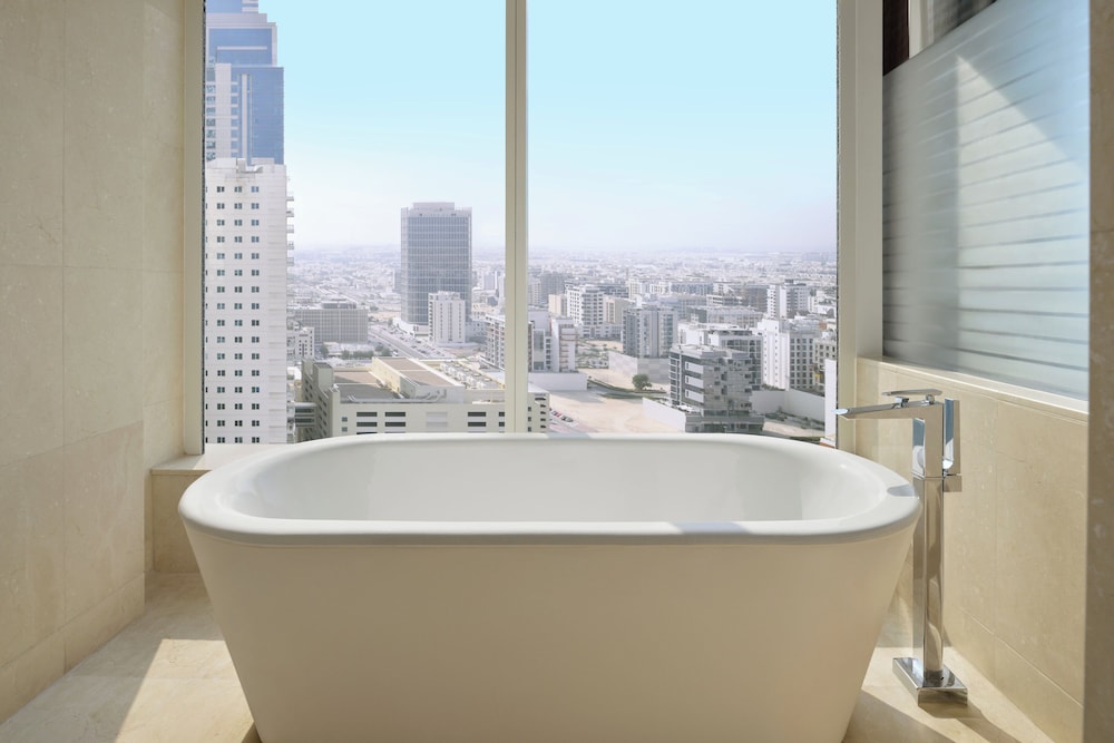 Deluxe Room, 1 King Bed, City View (High Floor) thumbnail 5