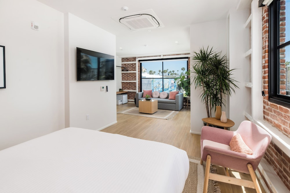 Room, 1 Queen Bed with Sofa bed, Balcony, City View (Suite 301) photo 3