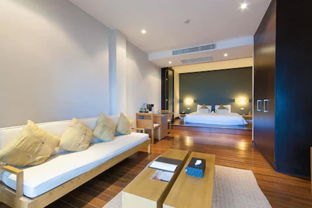 One Bedroom Deluxe Suite with Free Minibar - Photo 7