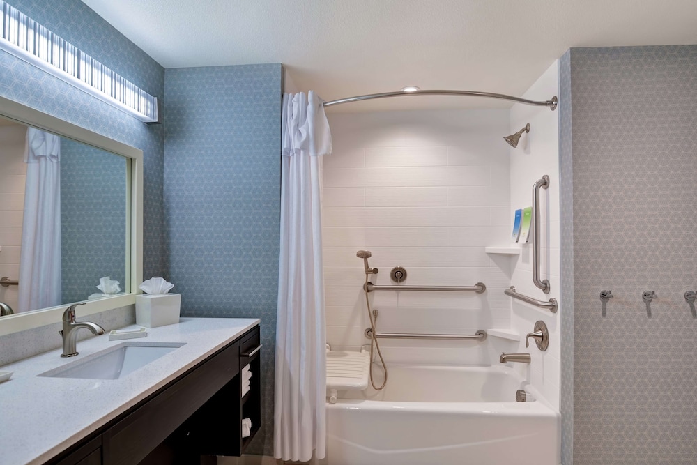 Suite, 1 King Bed, Accessible, Bathtub