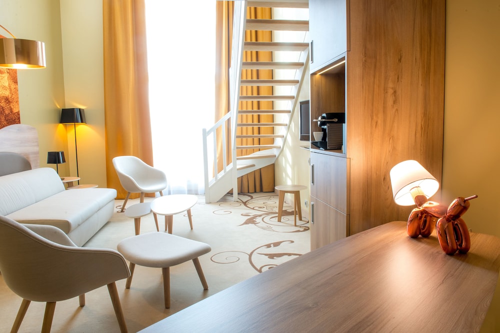 Suite, 1 Bedroom (Living Area) - Photo 4