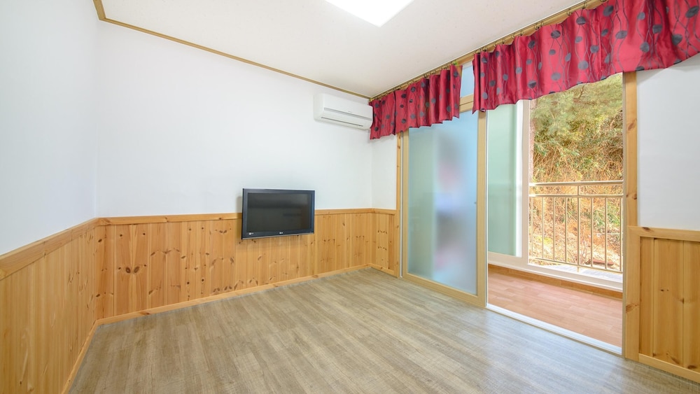 Basic Room, 1 Bedroom (B206) - Photo 1