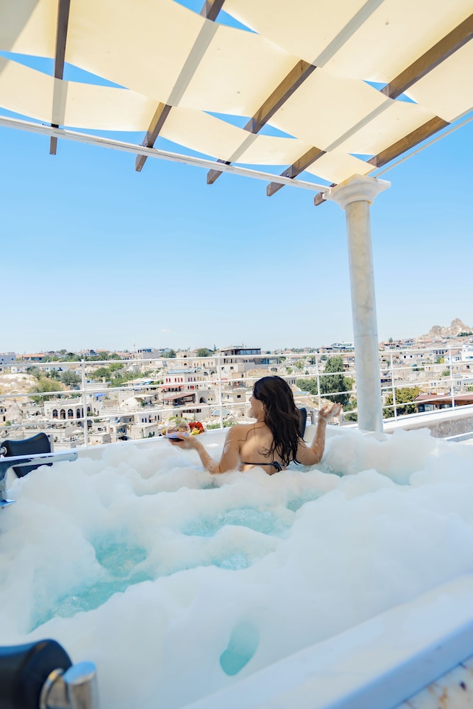 Suite, 1 Queen Bed, Terrace thumbnail 5