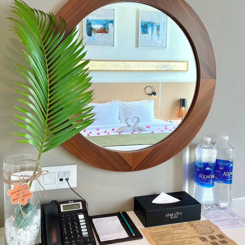 Deluxe King Partial Sea View Room
