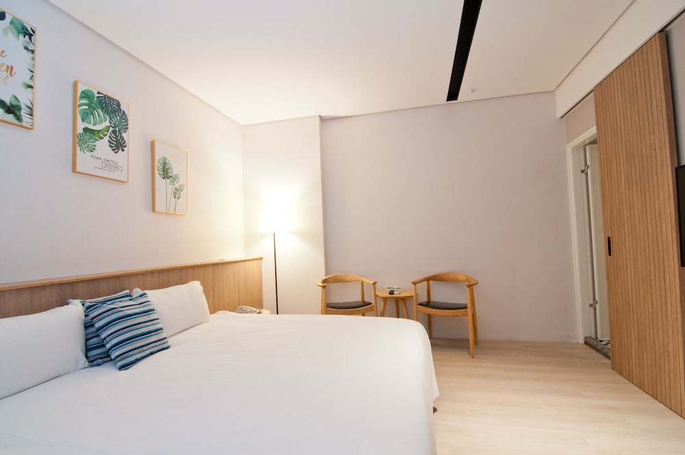 Deluxe Double Room, 1 Queen Bed photo 2