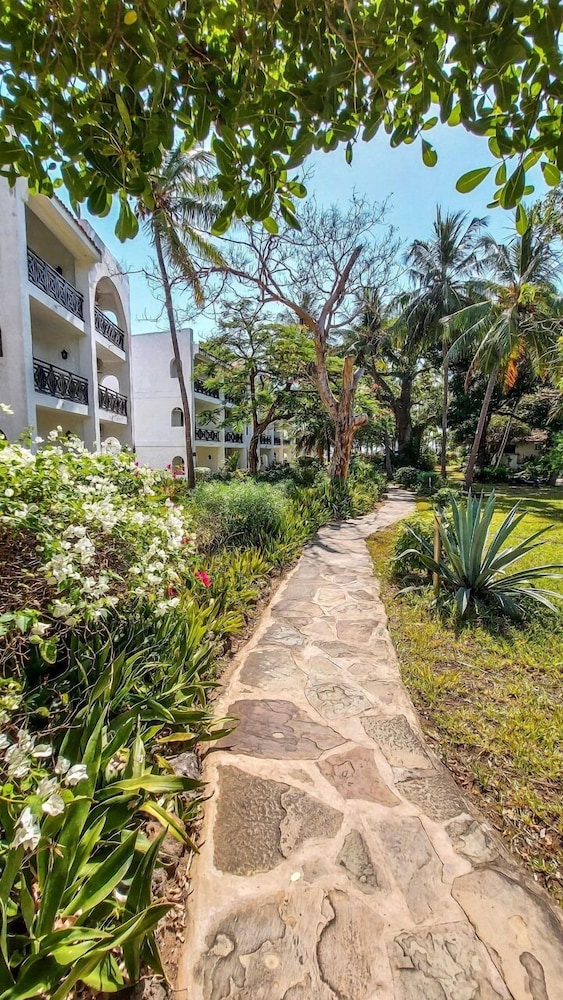 Classic Double or Twin with Balcony - Photo 8