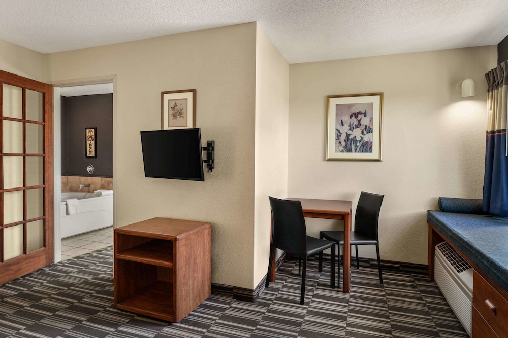 Deluxe Suite, 1 Queen Bed, Non Smoking - Photo 7