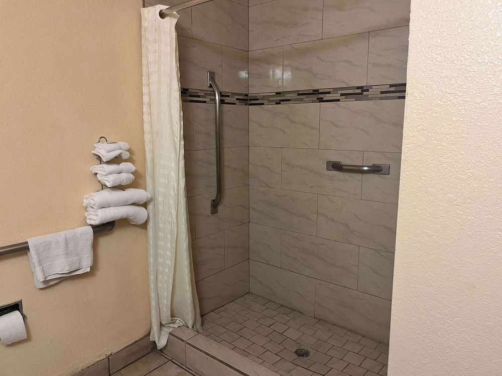 Deluxe Room, 1 King Bed, Non Smoking - Photo 9