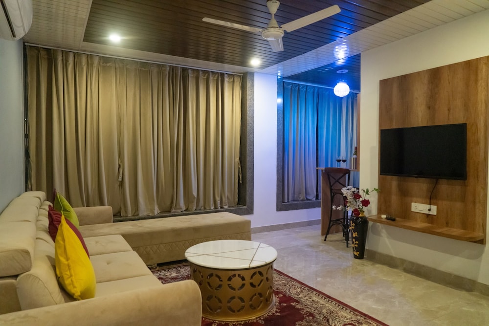 Executive Room - Photo 11