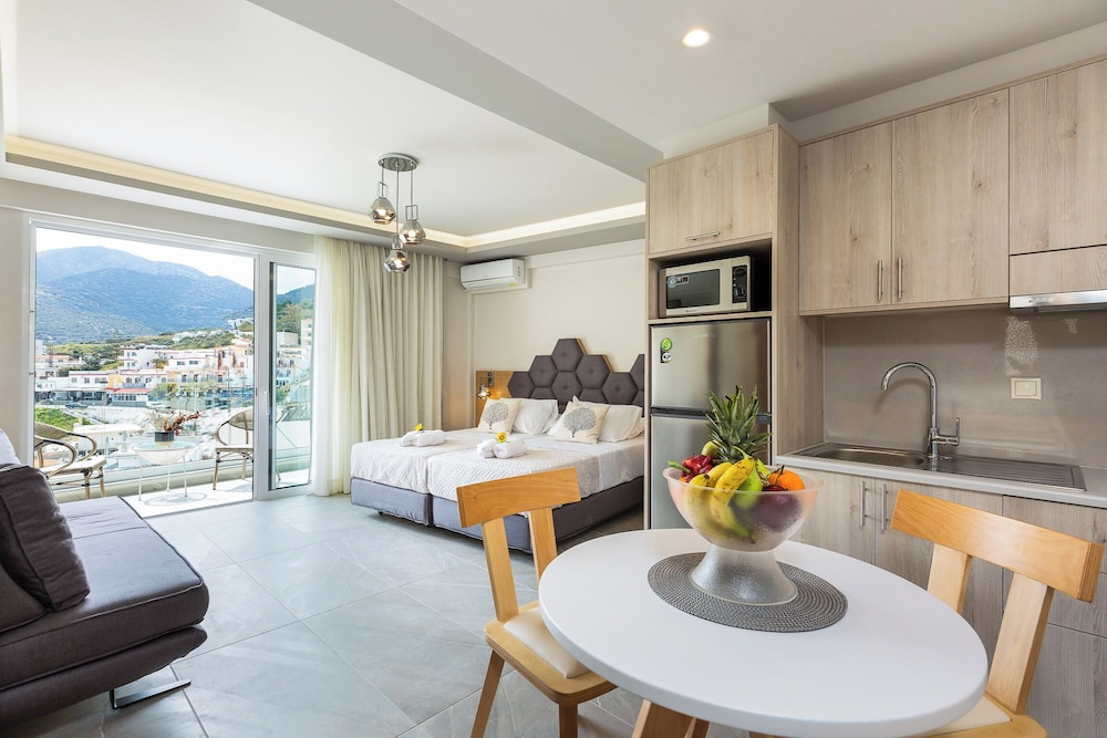 Deluxe Studio with Side Sea View 2\-3 Pax photo 1