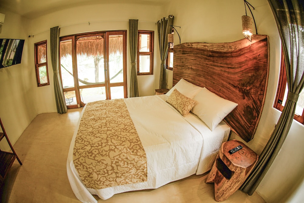 Deluxe Room, 1 Queen Bed, Private Bathroom - Photo 7