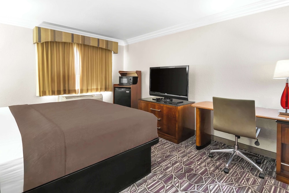 Standard Room, 1 King Bed, Non Smoking, Refrigerator & Microwave photo 2