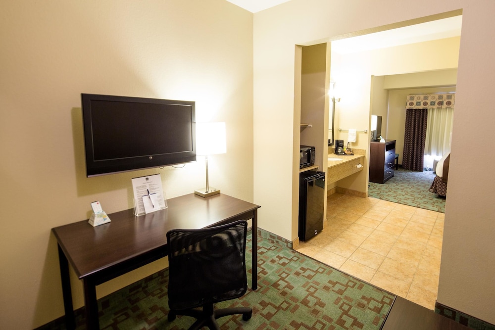 Suite, 1 King Bed with Sofa bed, Non Smoking, Refrigerator & Microwave (with Sofabed) - Photo 2