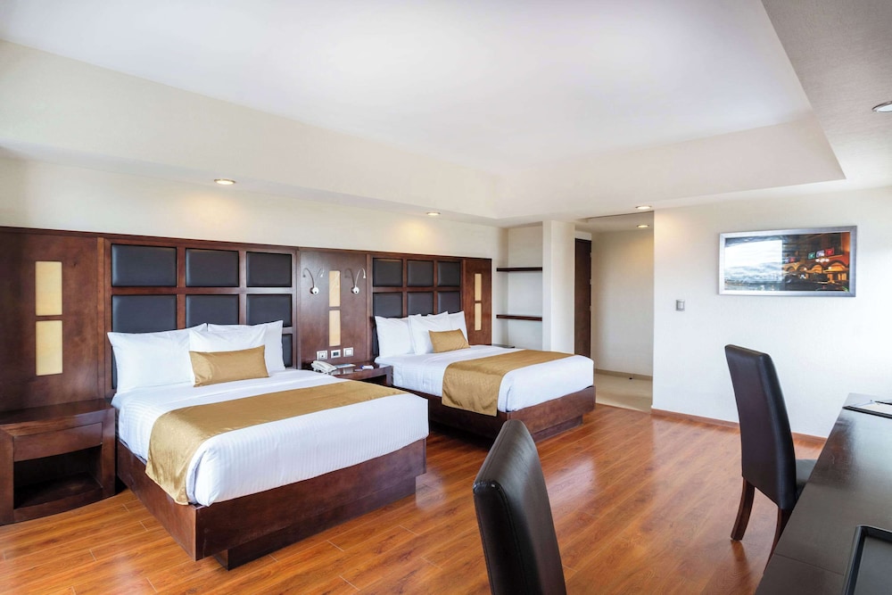 Standard Room, 2 Queen Beds, Non Smoking photo 2