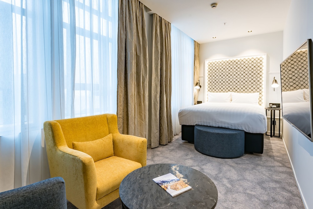 Signature Studio, 1 Queen Bed photo 3