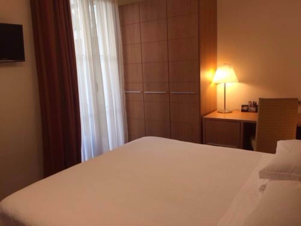 Deluxe Double or Twin Room - Photo 2