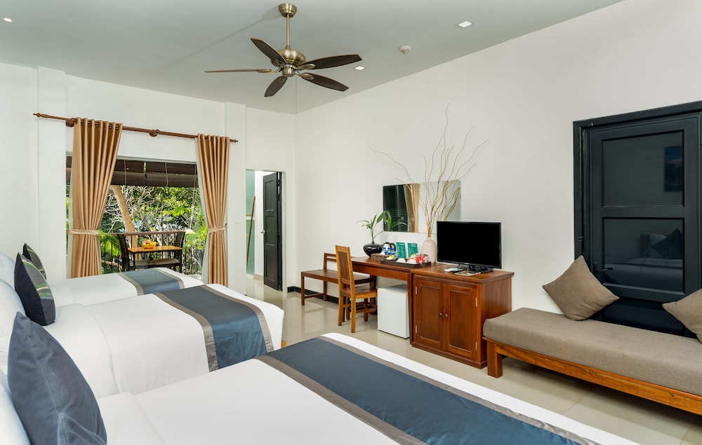 Triple Room, Pool View photo 2