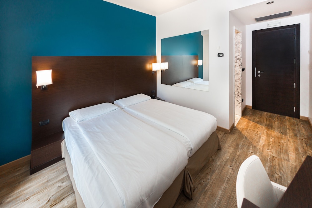 Standard Double or Twin Room - Photo 2