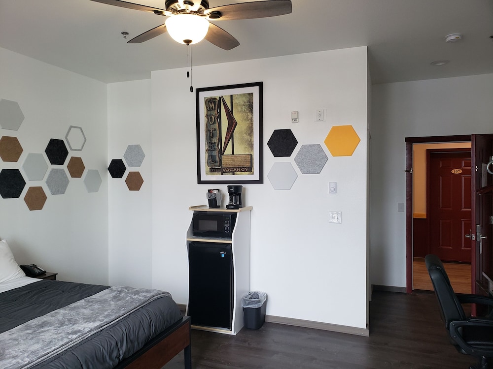 Standard Single Room, 1 King Bed photo 2