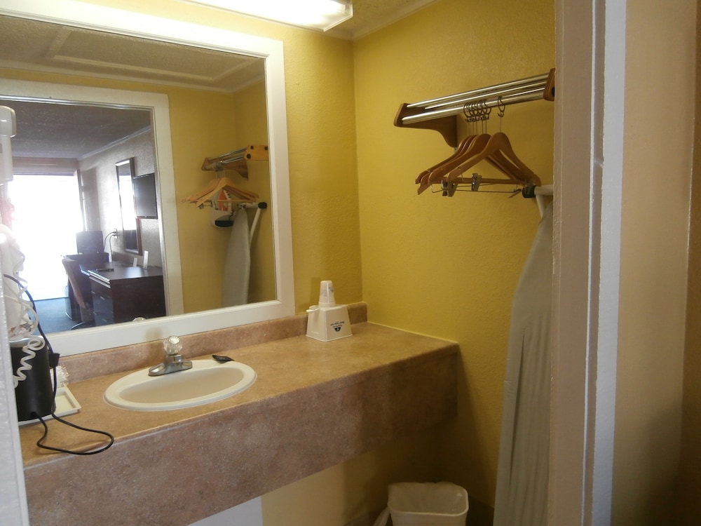 Room, 1 King Bed, Non Smoking - Photo 2