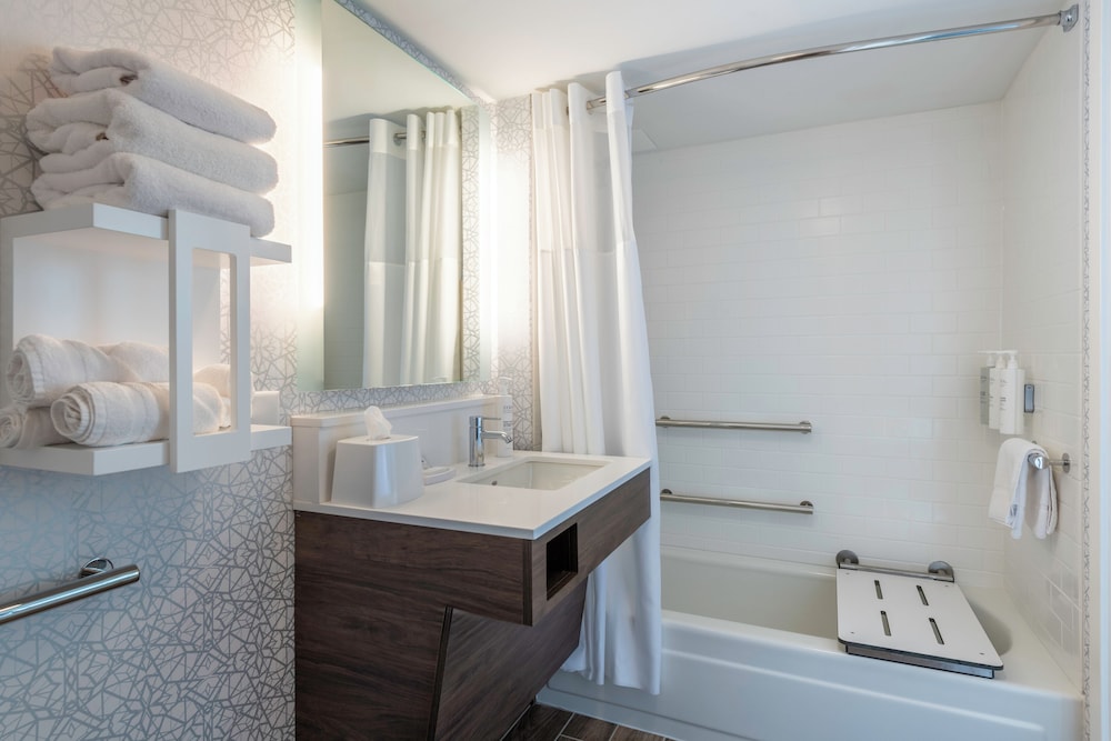 Room, 2 Queen Beds, Accessible, Bathtub (Hearing) - Photo 4