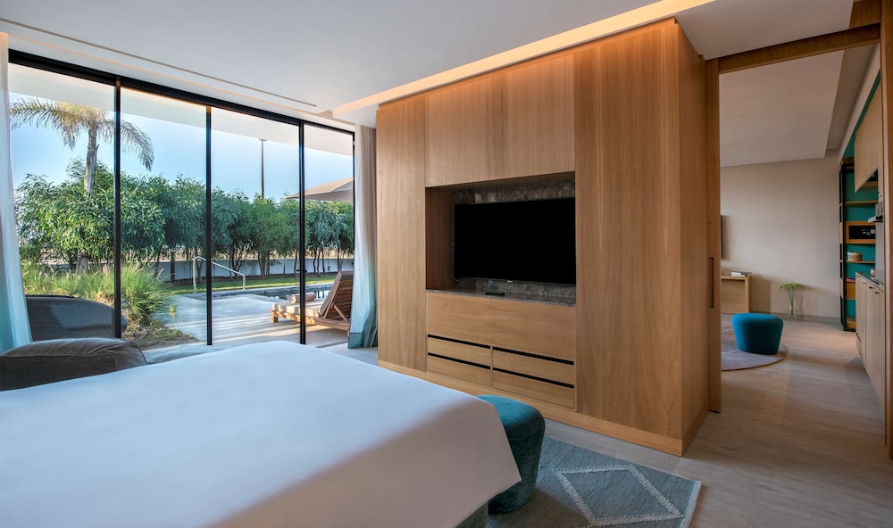 Executive Suite, 1 King Bed, Pool Access