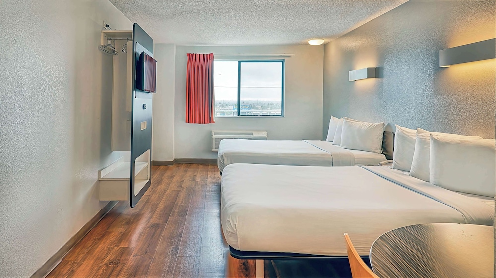 Standard Suite, 2 Queen Beds, Non Smoking, Refrigerator & Microwave - Photo 4