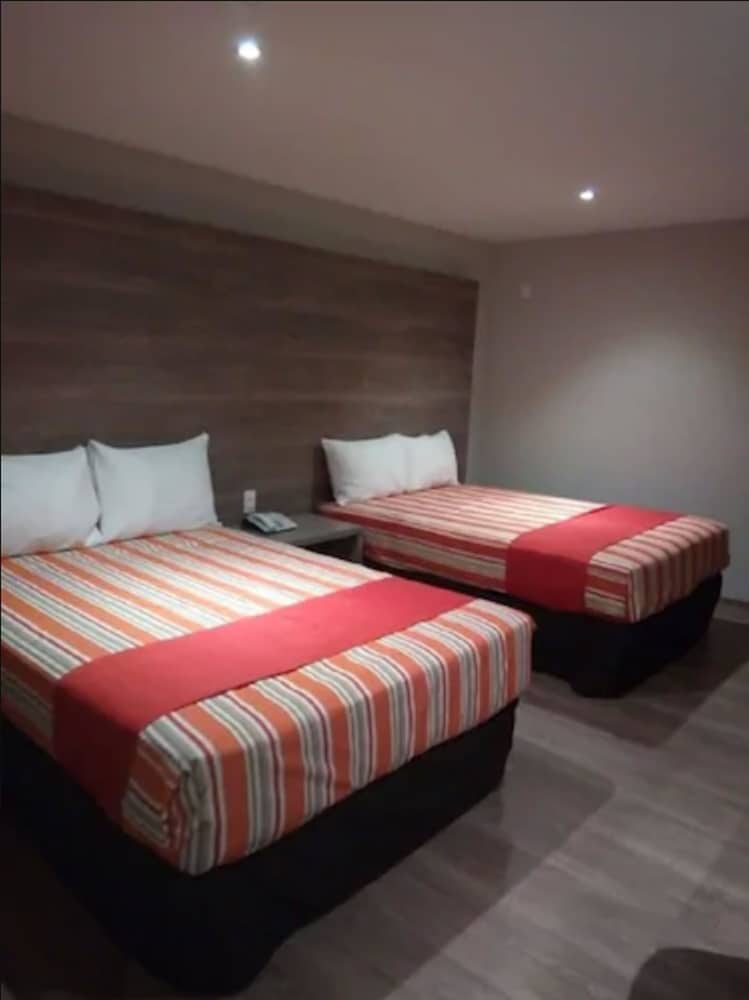 Superior Double Room, 2 Double Beds, Ensuite - Photo 2