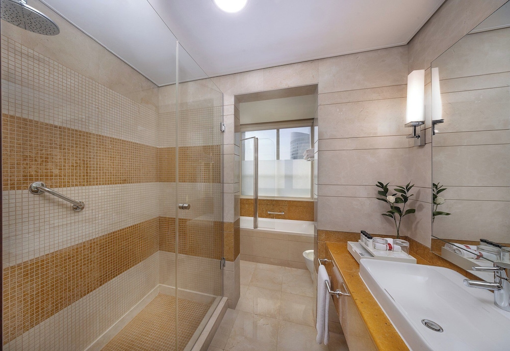 Business Suite, 1 King Bed, Club Lounge Access, Partial Sea View