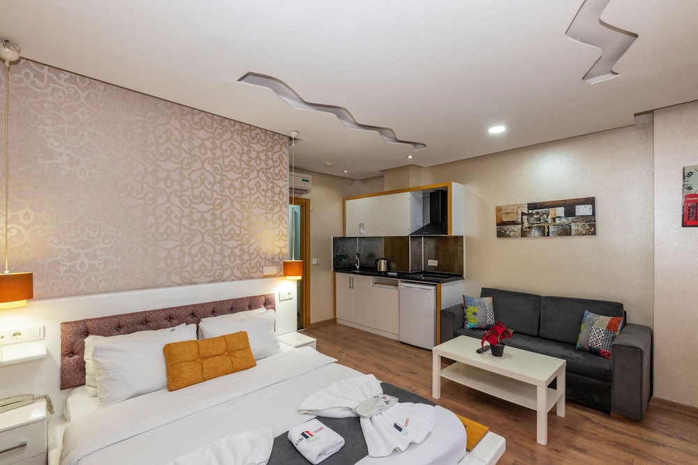 F) King Suite photo 3