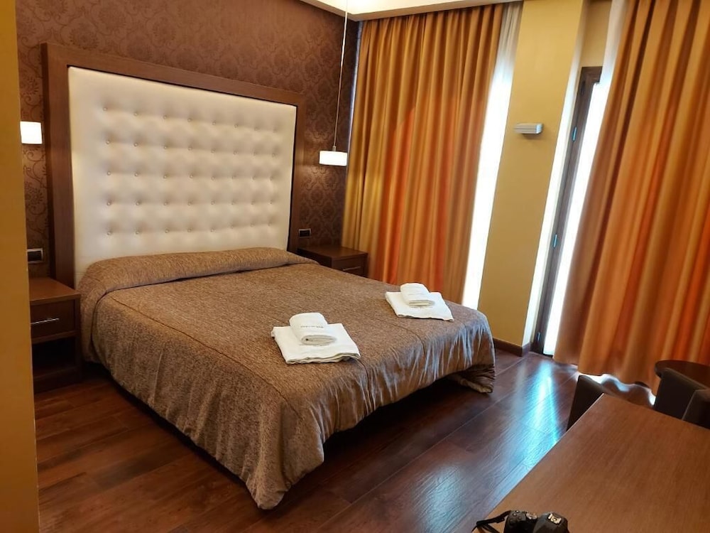 Standard Double or Twin Room - Photo 2
