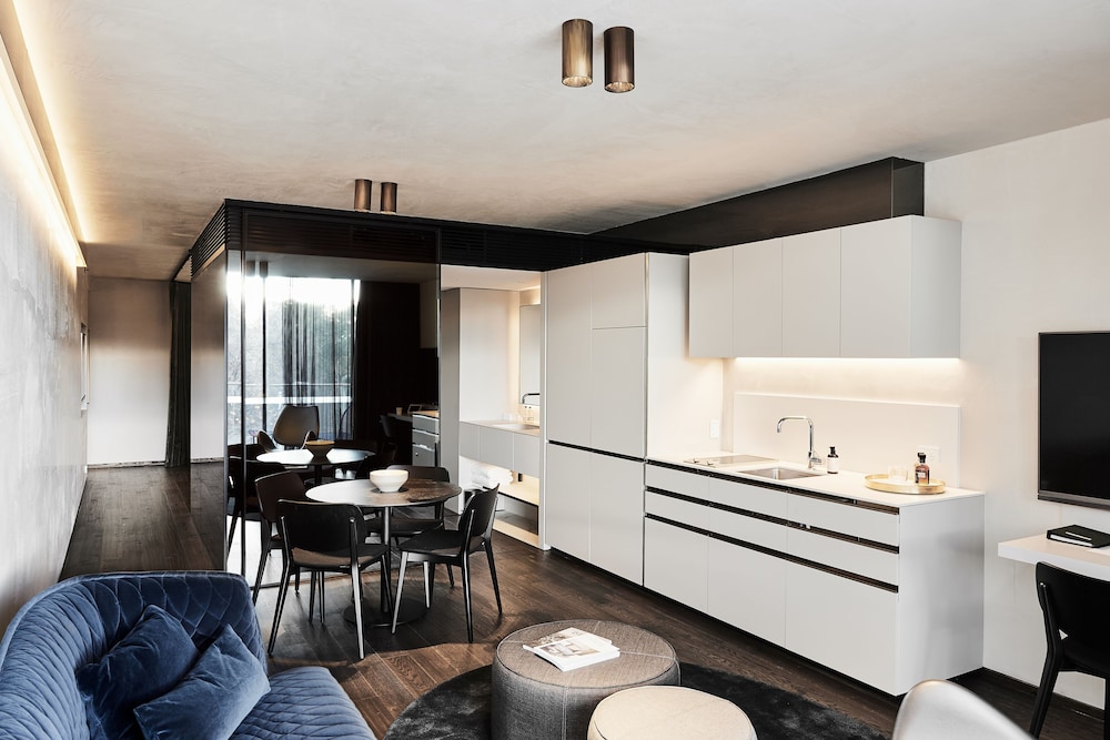 Two Bedroom Garden Suite - Photo 4