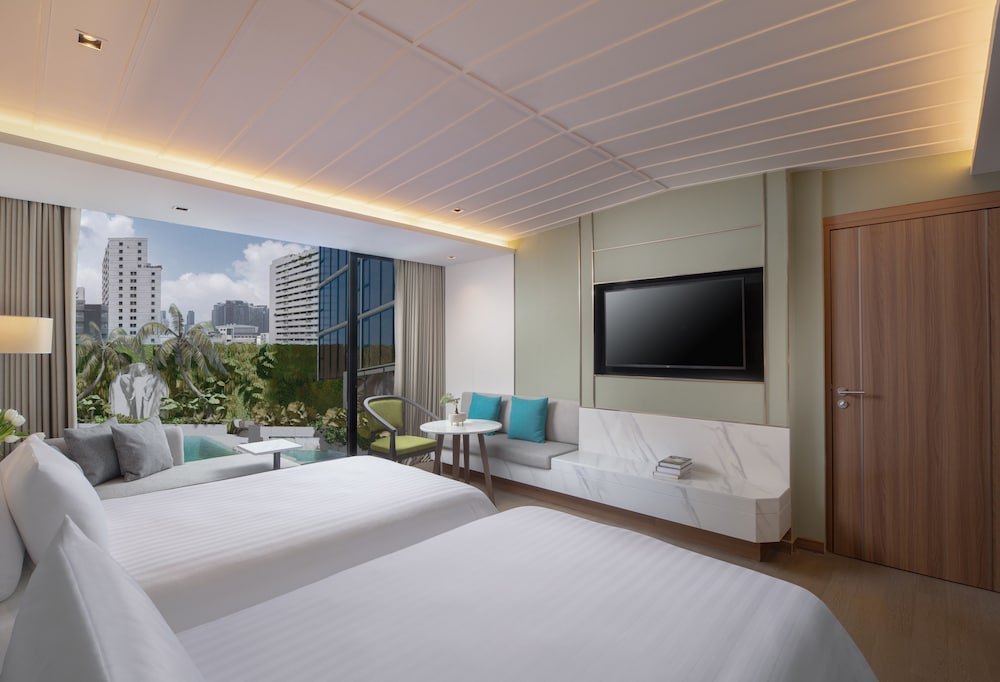 Premier Pool View Connect Room photo 1
