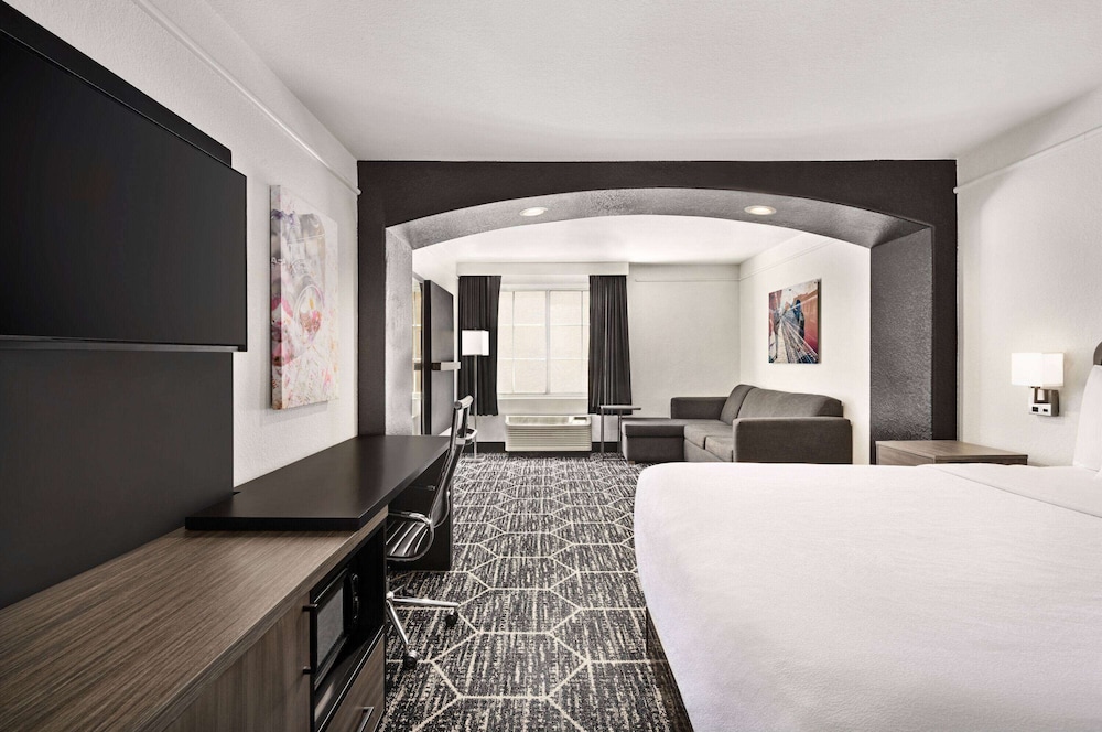 Deluxe Room, 1 King Bed, Accessible, Non Smoking (Mobility/Hearing) - Photo 2
