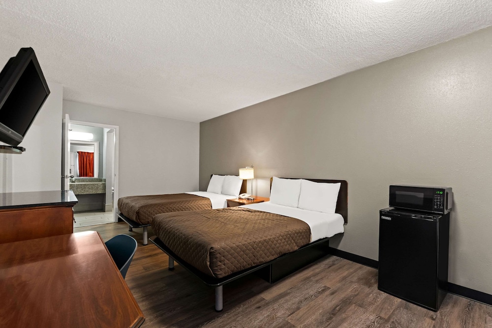 Standard Room, 2 Double Beds, Smoking - Photo 4