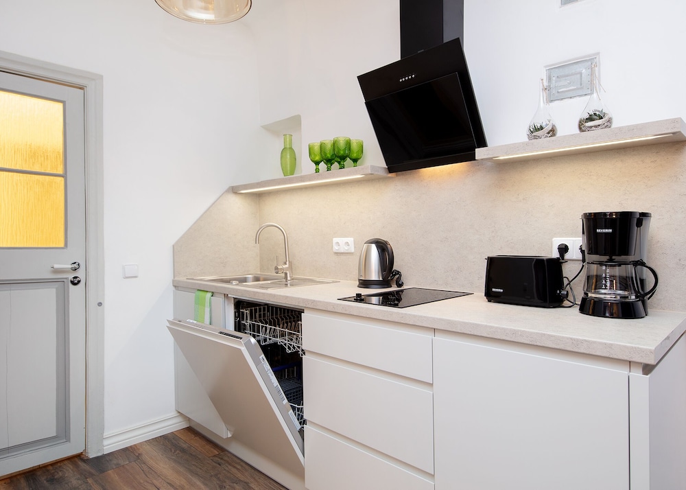 Freshly renovated 1 bedroom Old Town apartment photo 2