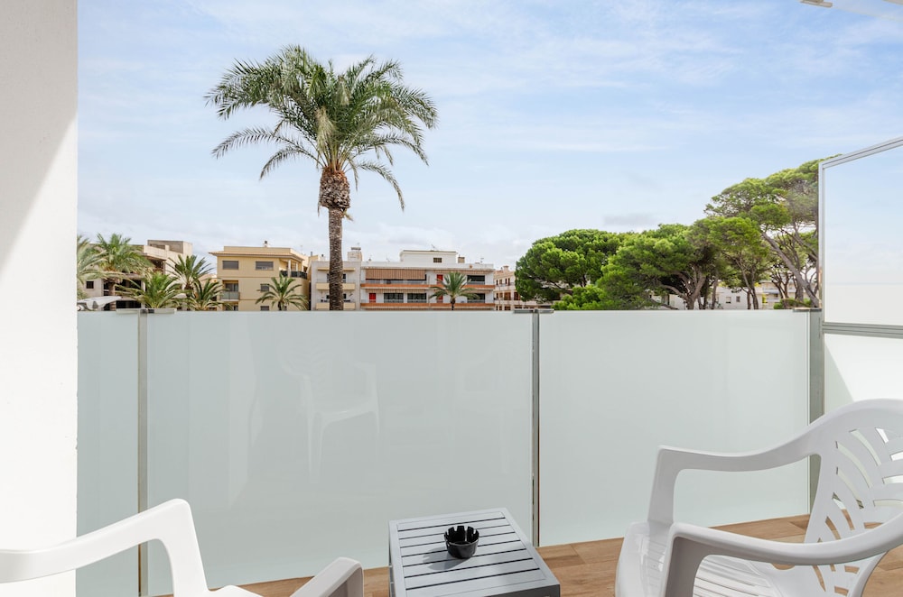 Superior Double Room, Balcony thumbnail 6
