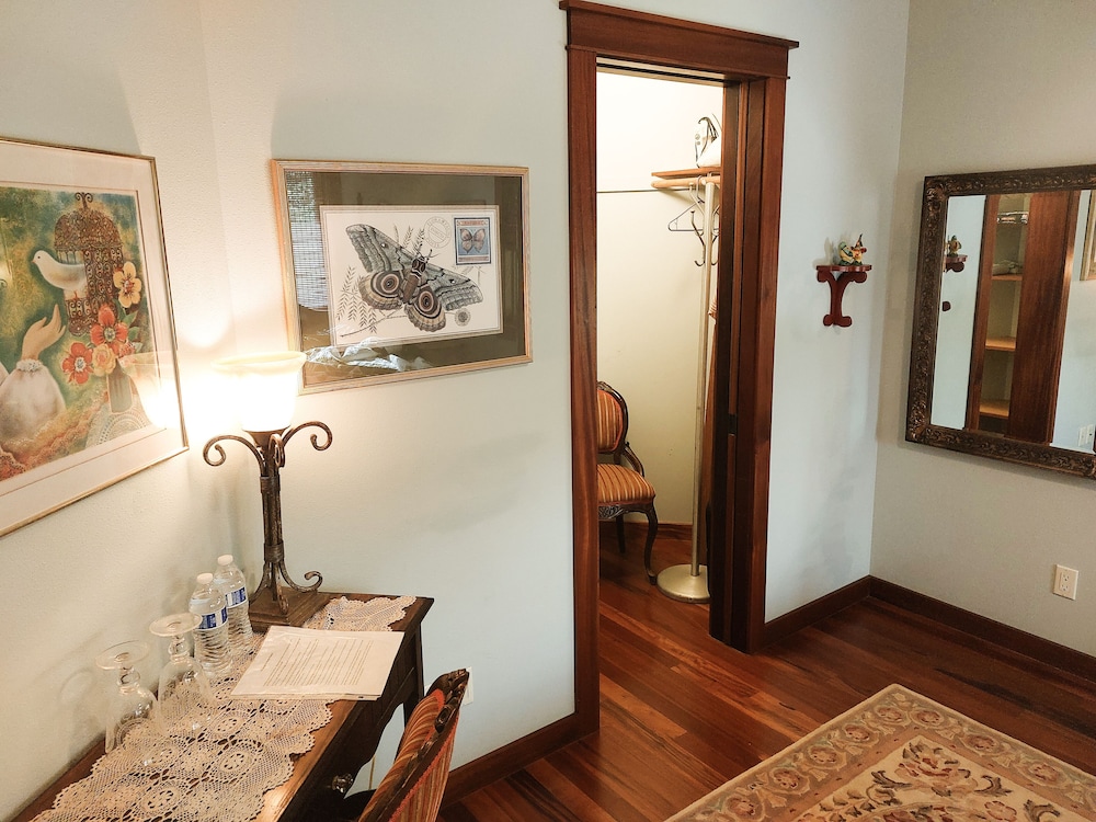 King Room (Mountain View, Private Bath) photo 1
