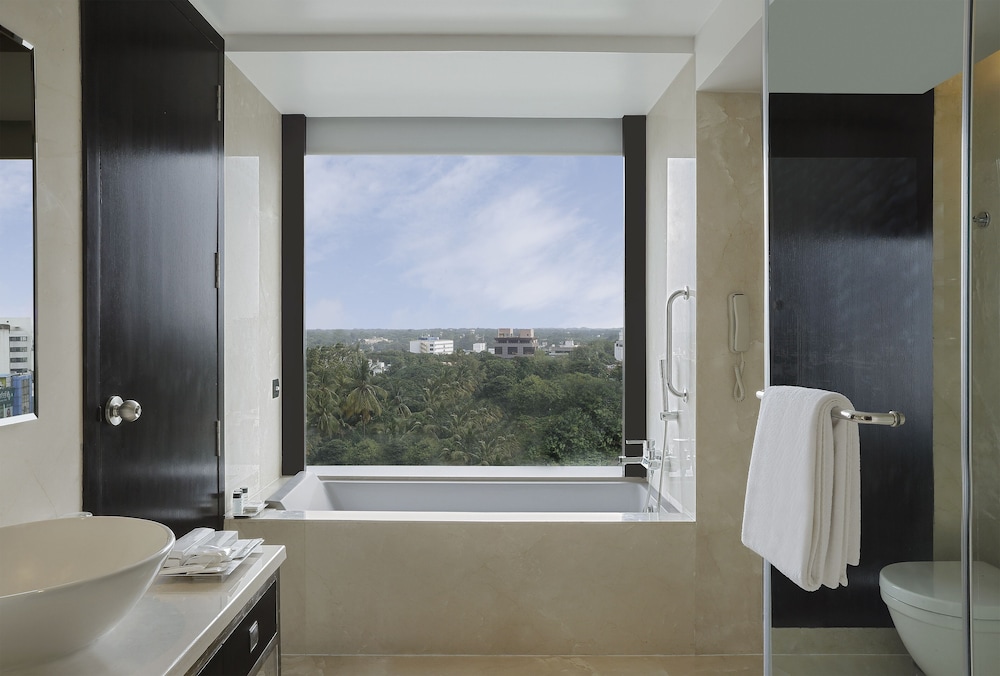 Premium Room, 1 King Bed - Photo 3