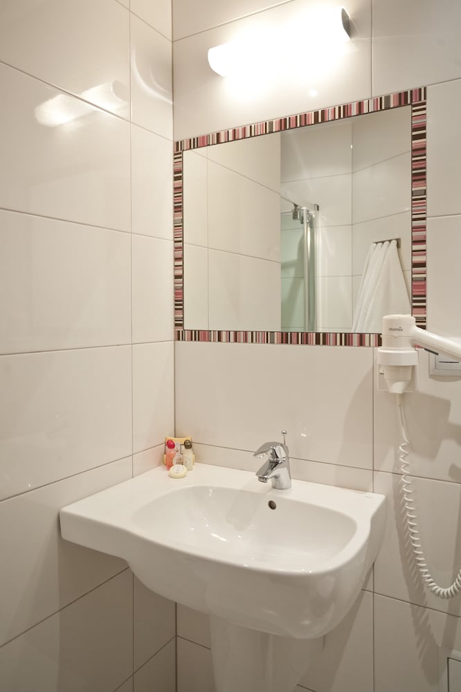 Standard Twin Room - Photo 8