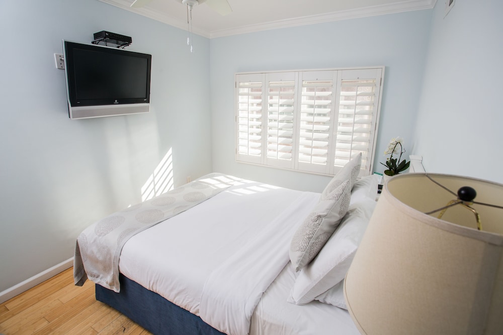 Superior Suite, 1 Queen Bed, Non Smoking thumbnail 5