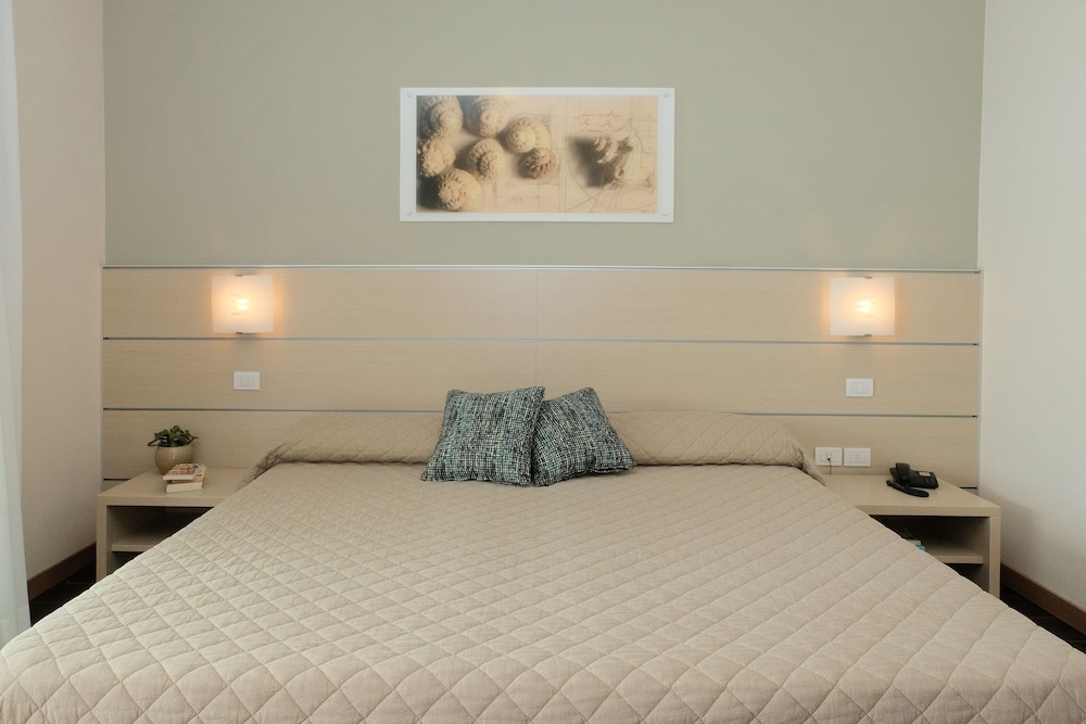 Panoramic Triple Room, Terrace, Partial Sea View