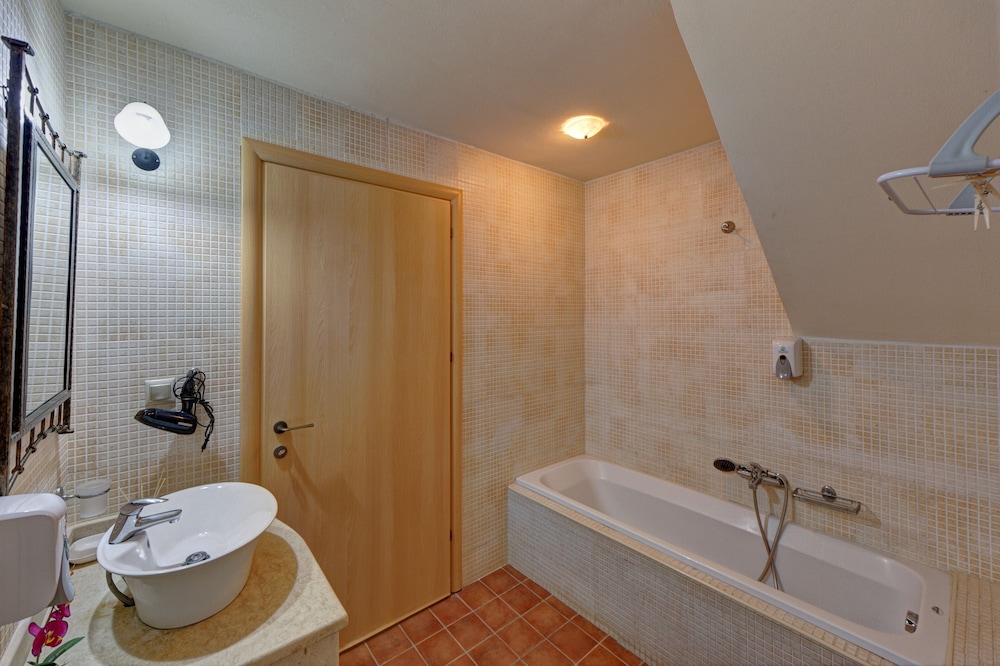 Villa (Alpha) photo 3