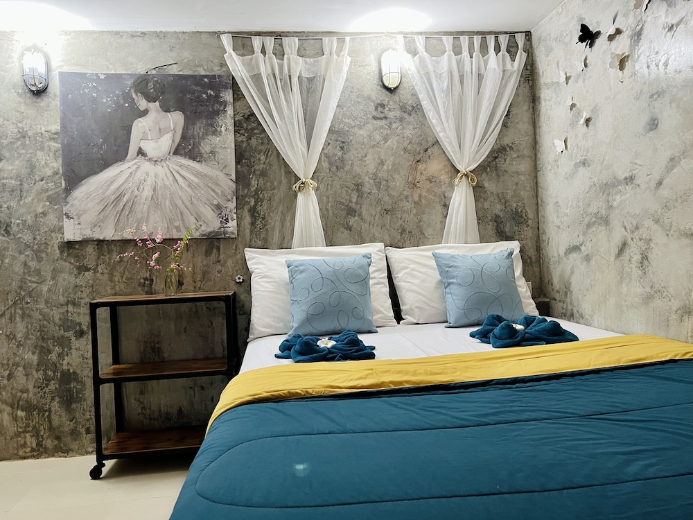 Deluxe Room, 1 Queen Bed - Photo 33