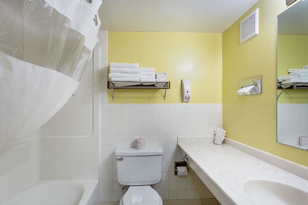 Standard Room, 2 Queen Beds, Smoking - Photo 3
