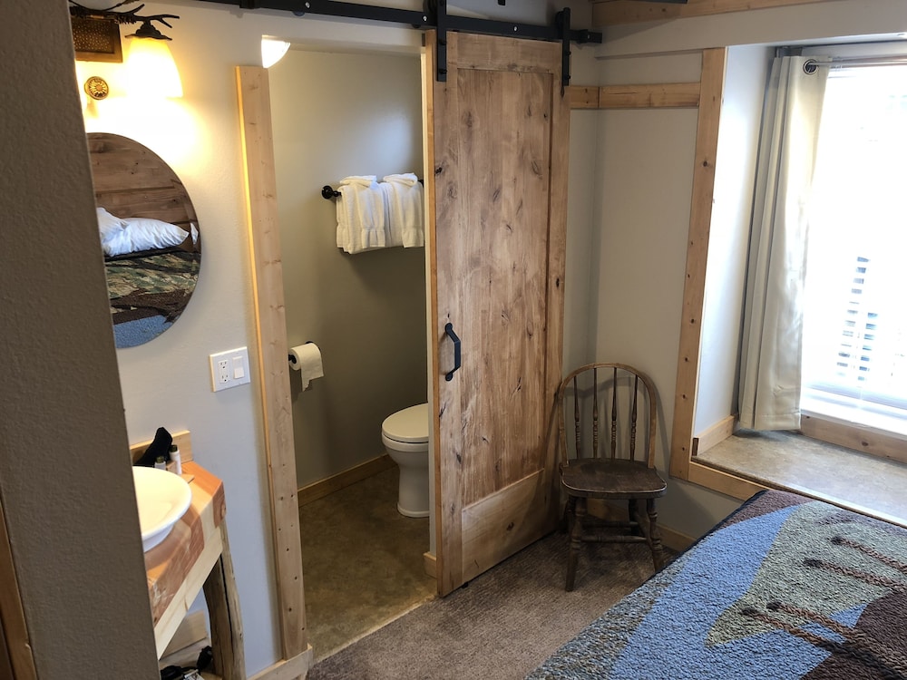 Motel, Gibbon Falls (108) - Queen, Full Bunk, (2) Private Baths, Shower, (2) TV's, MW, F photo 2
