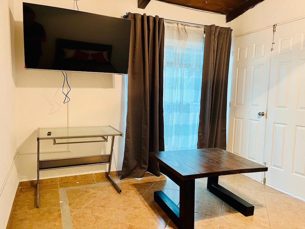 Basic Room, 1 Queen Bed photo 3